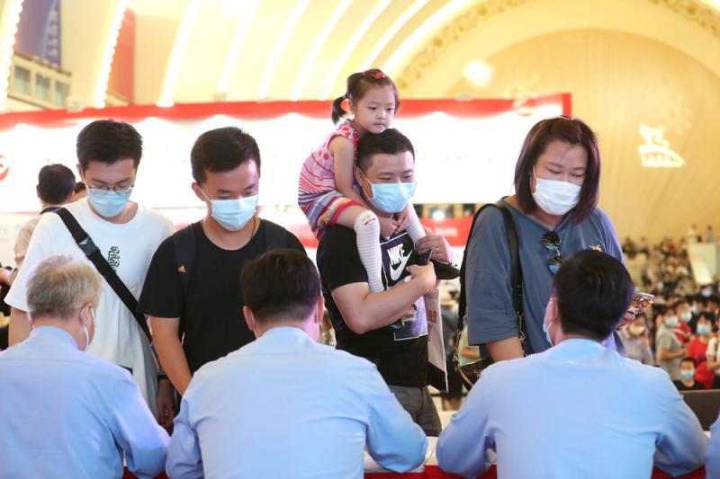 摔娃民警的心灵重生，自然美景中的蜕变与宁静