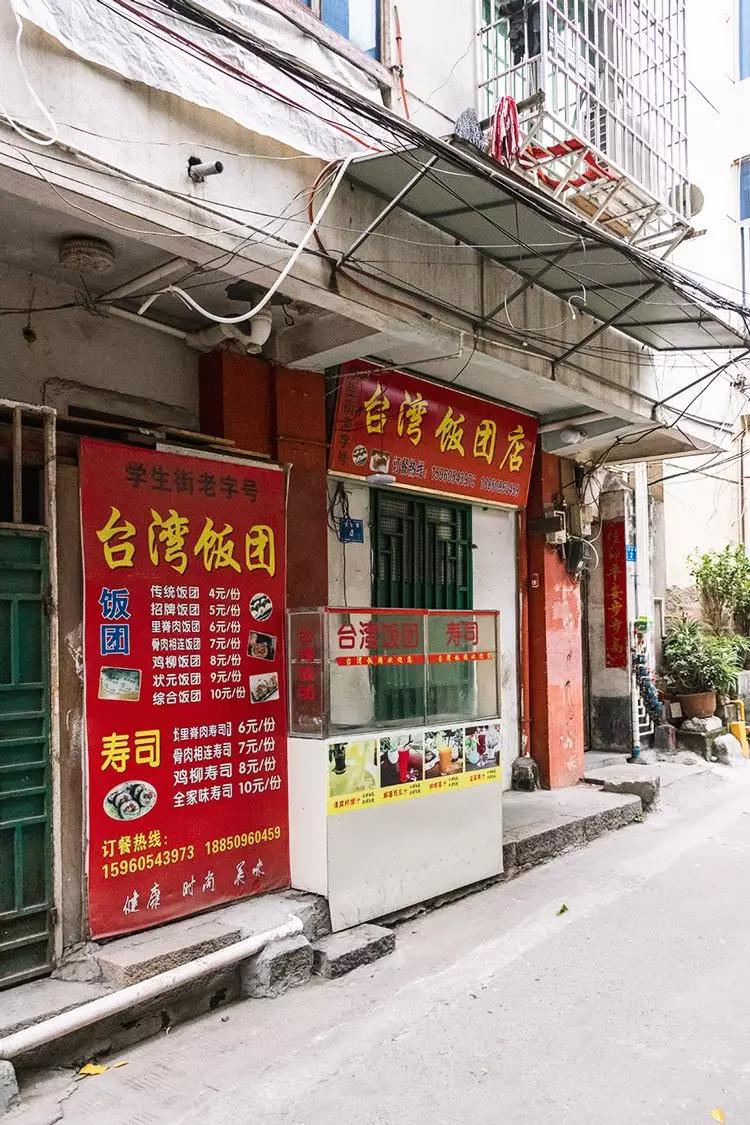 小巷深处的隐藏宝藏，动漫小人的绘画之旅