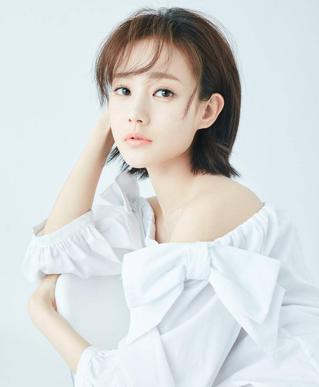 演艺界璀璨新星，新演员美女闪耀舞台