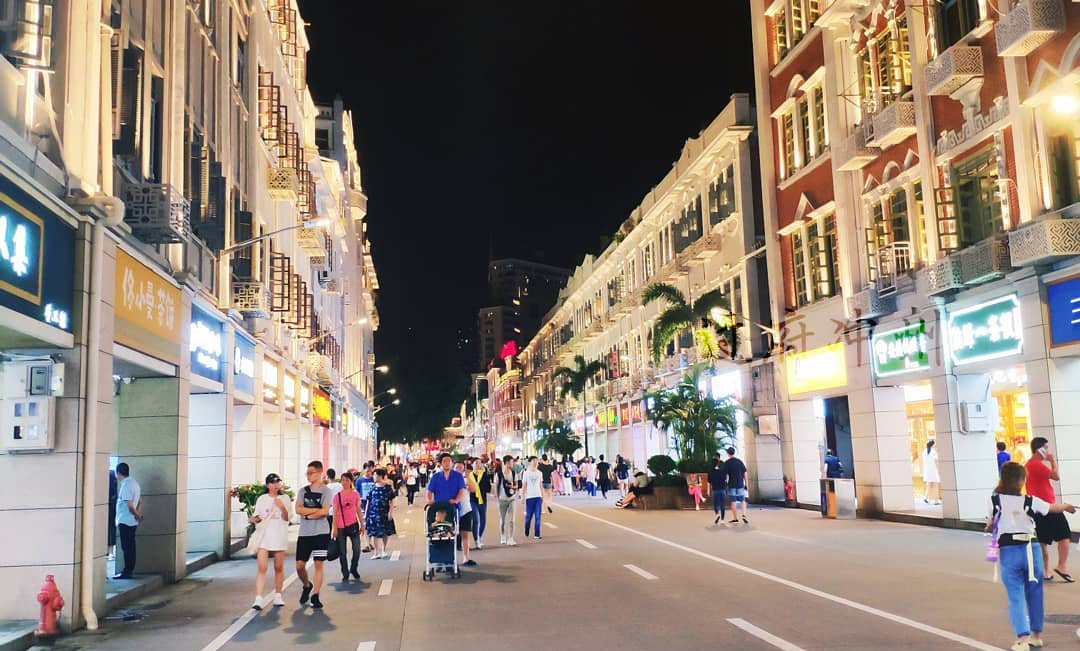 台风玛卡的最新动态与小巷中的意外邂逅