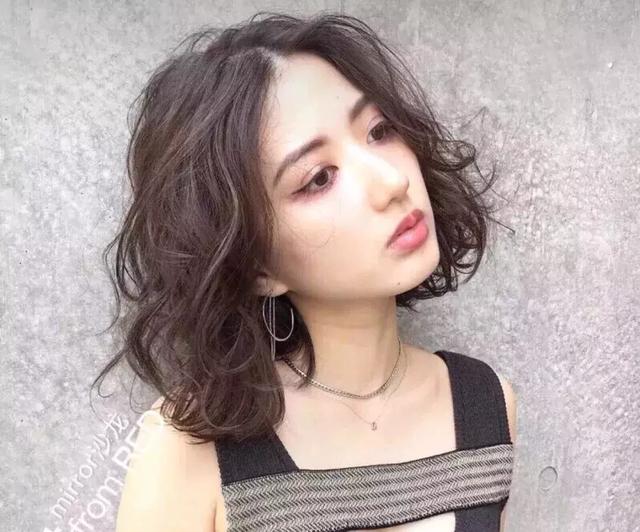 科技与时尚交汇，2025年流行女卷发造型的魅力展现