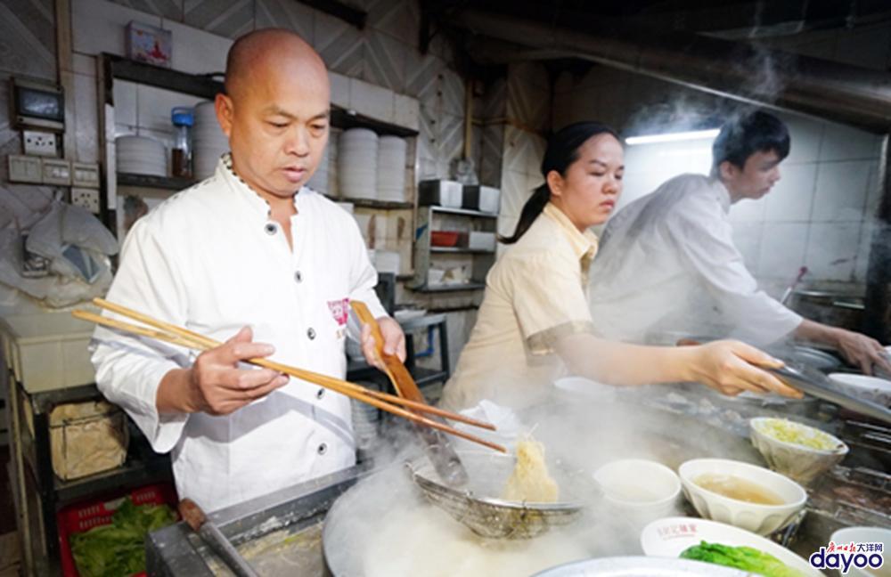 汽柴油调价最新动态与小巷特色小店探秘