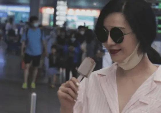 杨紫最新机场照引发关注，公众关注与隐私边界的探讨