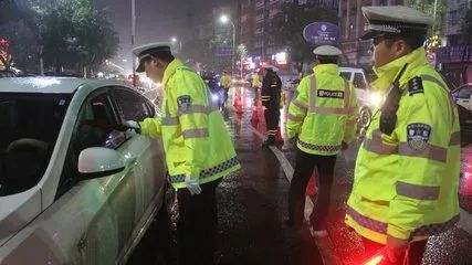 上海交警打人最新进展及小巷特色小店揭秘