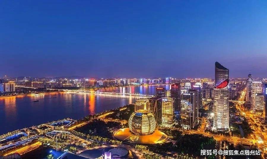 小巷绿意盎然，最新暖棚带来生机与希望