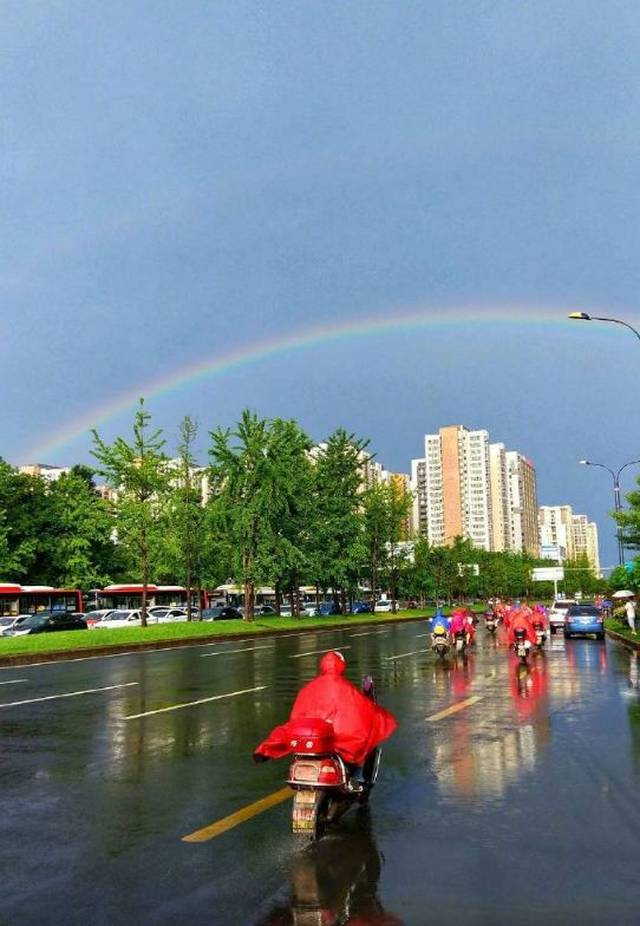 成都暴雨预报下的神秘小巷探秘，遇见特色小店
