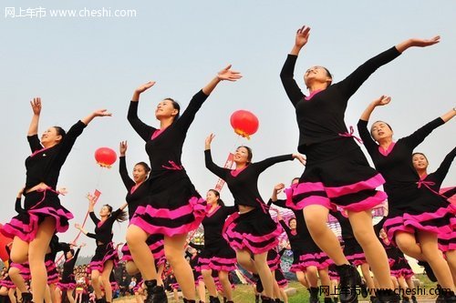 最新广场舞2013,舞动中的温情纽带